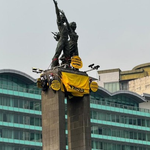 Bentangkan Spanduk Krisis Iklim, Aktivis Greenpeace Bertahan di Patung Bundaran HI